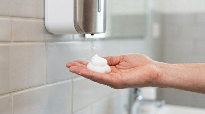 Distributeur de savon sur la paume