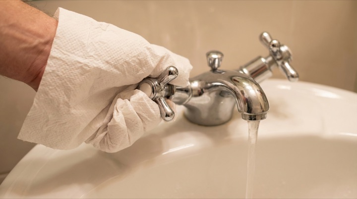Fermeture du robinet avec l’essuie-mains